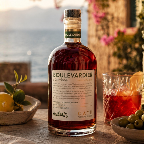 Boulevardier cocktail pronto da bere con whiskey e vermouth, ideale per aperitivo italiano a casa
