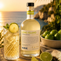 Cocktail Long Island pronto da bere con lime e menta, vista mare al tramonto