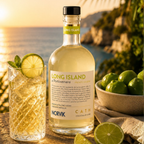 Cocktail Long Island pronto da bere con lime e menta, vista mare al tramonto