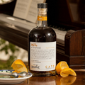 Bottiglia MiTo a Stromboli, liquore pronto da bere con arancia, per cocktail italiani a casa